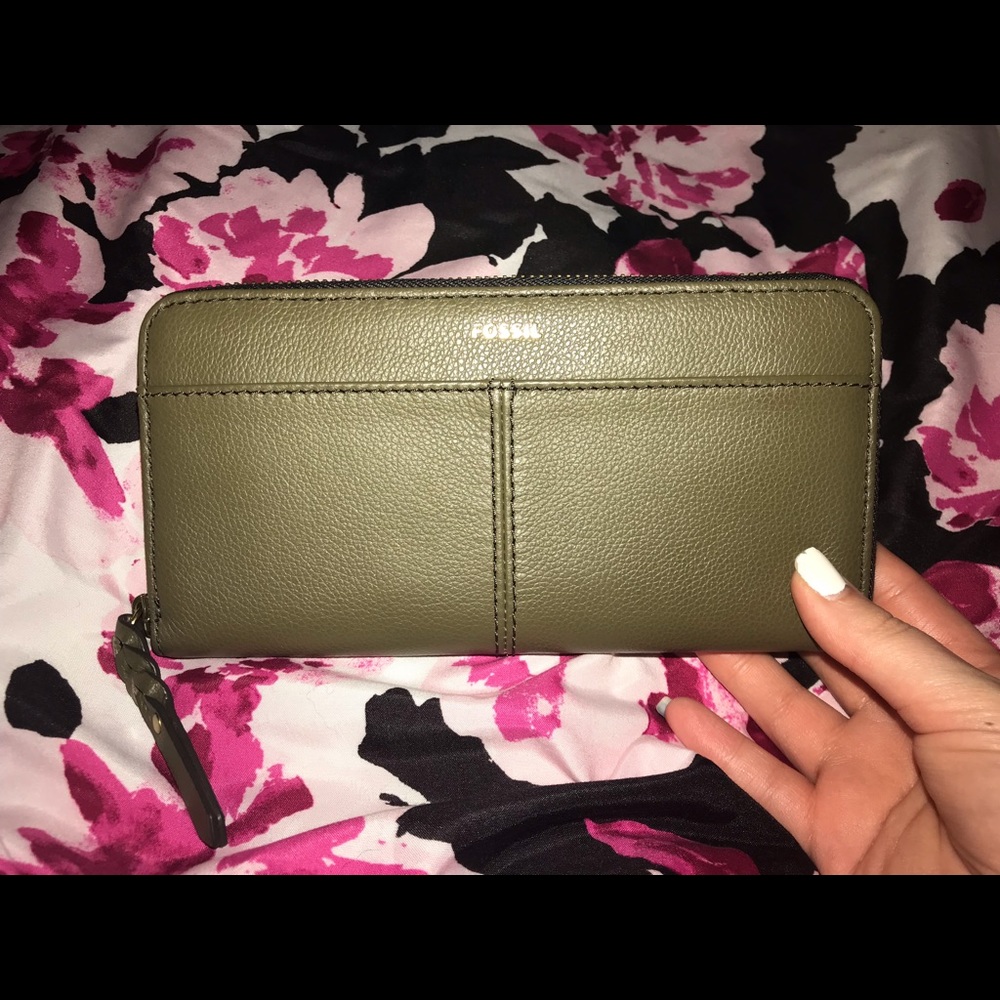 Fossil Tara Zip Clutch